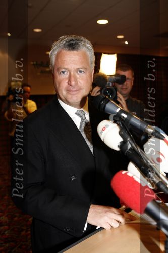 Amsterdam 19 februari 2007
Bram Moszkowicz geeft persconferentie in het Holiday inn waar hij oa vertelt dat hij stopt met de verdediging van Willem Holleeder.
Peter Smulders bv