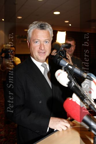 Amsterdam 19 februari 2007
Bram Moszkowicz geeft persconferentie in het Holiday inn waar hij oa vertelt dat hij stopt met de verdediging van Willem Holleeder.
Peter Smulders bv