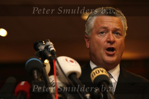 Amsterdam 19 februari 2007
Bram Moszkowicz geeft persconferentie in het Holiday inn waar hij oa vertelt dat hij stopt met de verdediging van Willem Holleeder.
Peter Smulders bv