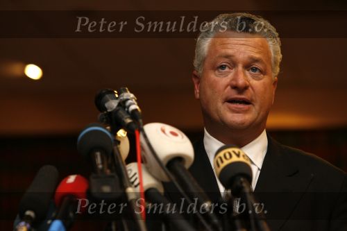 Amsterdam 19 februari 2007
Bram Moszkowicz geeft persconferentie in het Holiday inn waar hij oa vertelt dat hij stopt met de verdediging van Willem Holleeder.
Peter Smulders bv