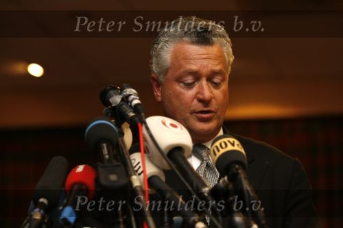 Amsterdam 19 februari 2007
Bram Moszkowicz geeft persconferentie in het Holiday inn waar hij oa vertelt dat hij stopt met de verdediging van Willem Holleeder.
Peter Smulders bv