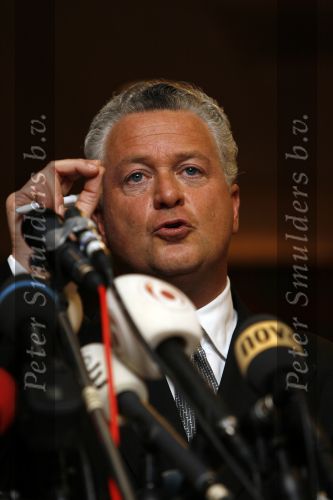 Amsterdam 19 februari 2007
Bram Moszkowicz geeft persconferentie in het Holiday inn waar hij oa vertelt dat hij stopt met de verdediging van Willem Holleeder.
Peter Smulders bv