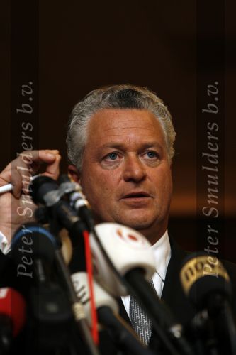 Amsterdam 19 februari 2007
Bram Moszkowicz geeft persconferentie in het Holiday inn waar hij oa vertelt dat hij stopt met de verdediging van Willem Holleeder.
Peter Smulders bv
