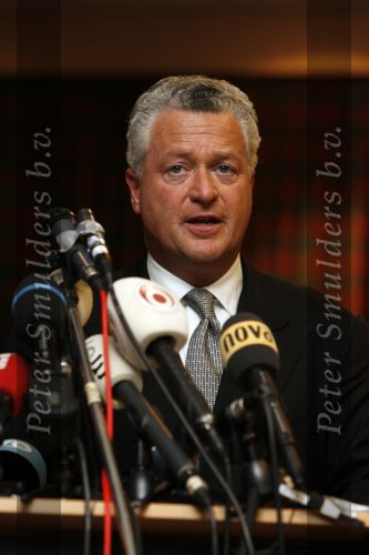 Amsterdam 19 februari 2007
Bram Moszkowicz geeft persconferentie in het Holiday inn waar hij oa vertelt dat hij stopt met de verdediging van Willem Holleeder.
Peter Smulders bv
