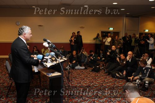 Amsterdam 19 februari 2007
Bram Moszkowicz geeft persconferentie in het Holiday inn waar hij oa vertelt dat hij stopt met de verdediging van Willem Holleeder.
Peter Smulders bv