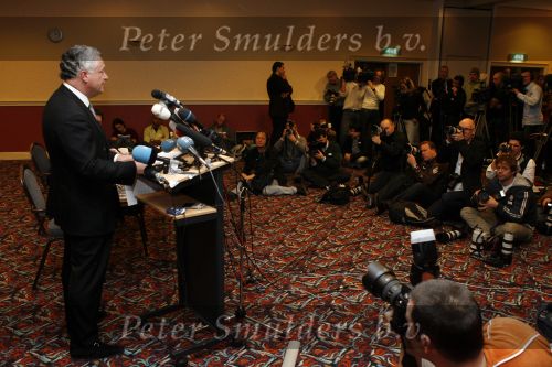 Amsterdam 19 februari 2007
Bram Moszkowicz geeft persconferentie in het Holiday inn waar hij oa vertelt dat hij stopt met de verdediging van Willem Holleeder.
Peter Smulders bv
