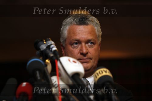 Amsterdam 19 februari 2007
Bram Moszkowicz geeft persconferentie in het Holiday inn waar hij oa vertelt dat hij stopt met de verdediging van Willem Holleeder.
Peter Smulders bv