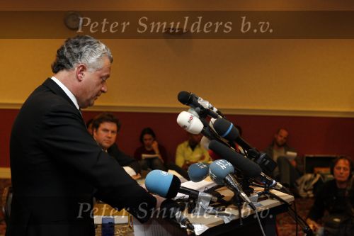Amsterdam 19 februari 2007
Bram Moszkowicz geeft persconferentie in het Holiday inn waar hij oa vertelt dat hij stopt met de verdediging van Willem Holleeder.
Peter Smulders bv