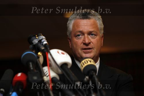 Amsterdam 19 februari 2007
Bram Moszkowicz geeft persconferentie in het Holiday inn waar hij oa vertelt dat hij stopt met de verdediging van Willem Holleeder.
Peter Smulders bv