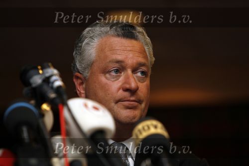 Amsterdam 19 februari 2007
Bram Moszkowicz geeft persconferentie in het Holiday inn waar hij oa vertelt dat hij stopt met de verdediging van Willem Holleeder.
Peter Smulders bv