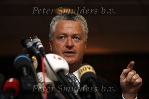 Amsterdam 19 februari 2007
Bram Moszkowicz geeft persconferentie in het Holiday inn waar hij oa vertelt dat hij stopt met de verdediging van Willem Holleeder.
Peter Smulders bv
