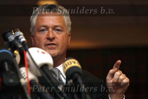 Amsterdam 19 februari 2007
Bram Moszkowicz geeft persconferentie in het Holiday inn waar hij oa vertelt dat hij stopt met de verdediging van Willem Holleeder.
Peter Smulders bv