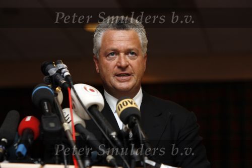 Amsterdam 19 februari 2007
Bram Moszkowicz geeft persconferentie in het Holiday inn waar hij oa vertelt dat hij stopt met de verdediging van Willem Holleeder.
Peter Smulders bv