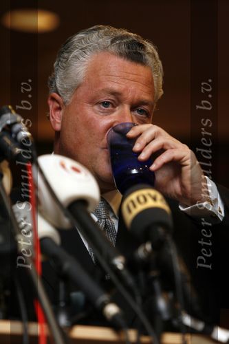 Amsterdam 19 februari 2007
Bram Moszkowicz geeft persconferentie in het Holiday inn waar hij oa vertelt dat hij stopt met de verdediging van Willem Holleeder.
Peter Smulders bv