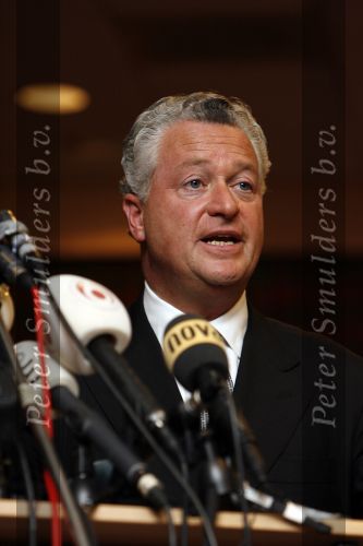 Amsterdam 19 februari 2007
Bram Moszkowicz geeft persconferentie in het Holiday inn waar hij oa vertelt dat hij stopt met de verdediging van Willem Holleeder.
Peter Smulders bv