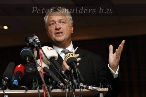 Amsterdam 19 februari 2007
Bram Moszkowicz geeft persconferentie in het Holiday inn waar hij oa vertelt dat hij stopt met de verdediging van Willem Holleeder.
Peter Smulders bv