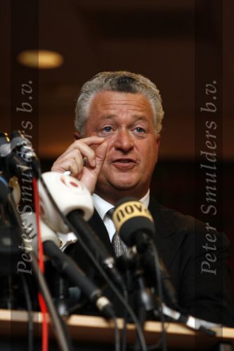 Amsterdam 19 februari 2007
Bram Moszkowicz geeft persconferentie in het Holiday inn waar hij oa vertelt dat hij stopt met de verdediging van Willem Holleeder.
Peter Smulders bv