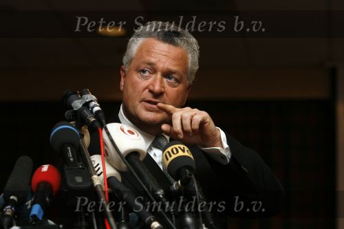 Amsterdam 19 februari 2007
Bram Moszkowicz geeft persconferentie in het Holiday inn waar hij oa vertelt dat hij stopt met de verdediging van Willem Holleeder.
Peter Smulders bv