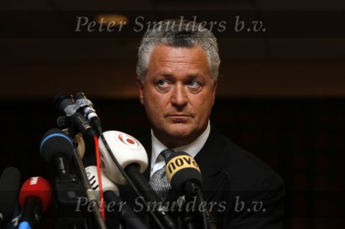 Amsterdam 19 februari 2007
Bram Moszkowicz geeft persconferentie in het Holiday inn waar hij oa vertelt dat hij stopt met de verdediging van Willem Holleeder.
Peter Smulders bv
