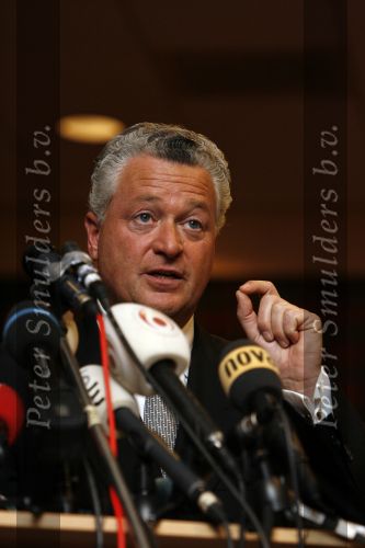 Amsterdam 19 februari 2007
Bram Moszkowicz geeft persconferentie in het Holiday inn waar hij oa vertelt dat hij stopt met de verdediging van Willem Holleeder.
Peter Smulders bv