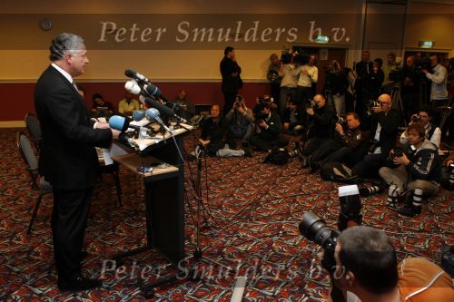 Amsterdam 19 februari 2007
Bram Moszkowicz geeft persconferentie in het Holiday inn waar hij oa vertelt dat hij stopt met de verdediging van Willem Holleeder.
Peter Smulders bv