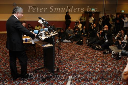 Amsterdam 19 februari 2007
Bram Moszkowicz geeft persconferentie in het Holiday inn waar hij oa vertelt dat hij stopt met de verdediging van Willem Holleeder.
Peter Smulders bv