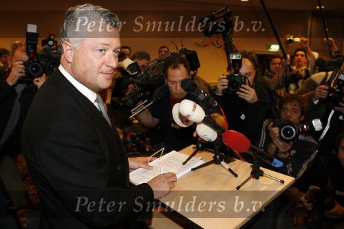 Amsterdam 19 februari 2007
Bram Moszkowicz geeft persconferentie in het Holiday inn waar hij oa vertelt dat hij stopt met de verdediging van Willem Holleeder.
Peter Smulders bv