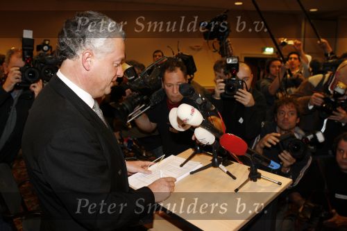 Amsterdam 19 februari 2007
Bram Moszkowicz geeft persconferentie in het Holiday inn waar hij oa vertelt dat hij stopt met de verdediging van Willem Holleeder.
Peter Smulders bv
