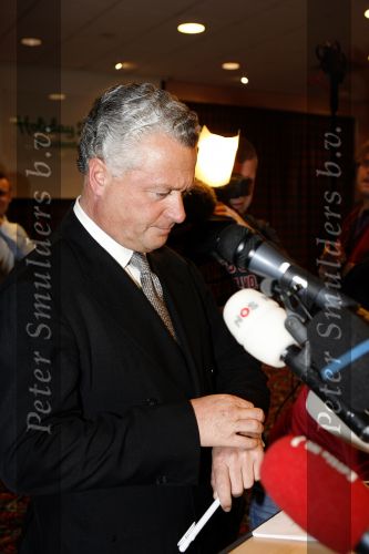 Amsterdam 19 februari 2007
Bram Moszkowicz geeft persconferentie in het Holiday inn waar hij oa vertelt dat hij stopt met de verdediging van Willem Holleeder.
Peter Smulders bv