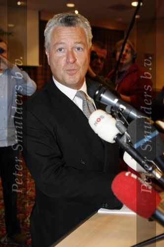Amsterdam 19 februari 2007
Bram Moszkowicz geeft persconferentie in het Holiday inn waar hij oa vertelt dat hij stopt met de verdediging van Willem Holleeder.
Peter Smulders bv