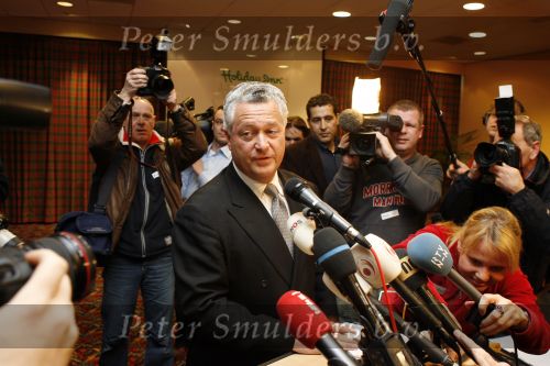 Amsterdam 19 februari 2007
Bram Moszkowicz geeft persconferentie in het Holiday inn waar hij oa vertelt dat hij stopt met de verdediging van Willem Holleeder.
Peter Smulders bv