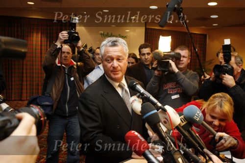 Amsterdam 19 februari 2007
Bram Moszkowicz geeft persconferentie in het Holiday inn waar hij oa vertelt dat hij stopt met de verdediging van Willem Holleeder.
Peter Smulders bv