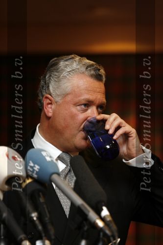 Amsterdam 19 februari 2007
Bram Moszkowicz geeft persconferentie in het Holiday inn waar hij oa vertelt dat hij stopt met de verdediging van Willem Holleeder.
Peter Smulders bv