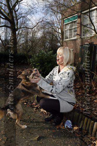 Amsterdam 31 januari 2007
Bridget Maasland met haar hond  Tibbs bij presentatie hondenpenning tegen dier proeven.