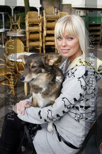 Amsterdam 31 januari 2007
Bridget Maasland met haar hond  Tibbs bij presentatie hondenpenning tegen dier proeven.