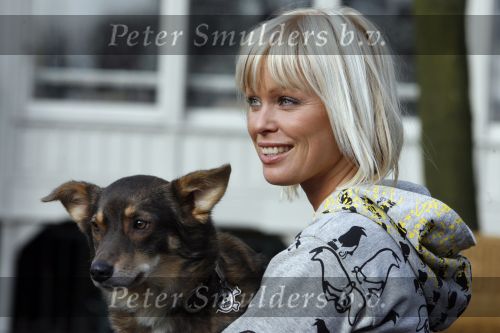 Amsterdam 31 januari 2007
Bridget Maasland met haar hond  Tibbs bij presentatie hondenpenning tegen dier proeven.