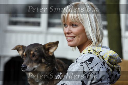 Amsterdam 31 januari 2007
Bridget Maasland met haar hond  Tibbs bij presentatie hondenpenning tegen dier proeven.