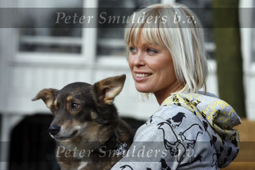 Amsterdam 31 januari 2007
Bridget Maasland met haar hond  Tibbs bij presentatie hondenpenning tegen dier proeven.