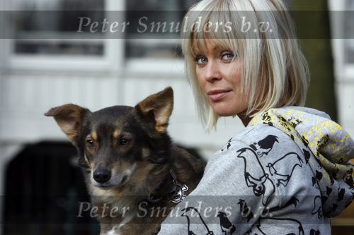 Amsterdam 31 januari 2007
Bridget Maasland met haar hond  Tibbs bij presentatie hondenpenning tegen dier proeven.
Peter Smulders bv