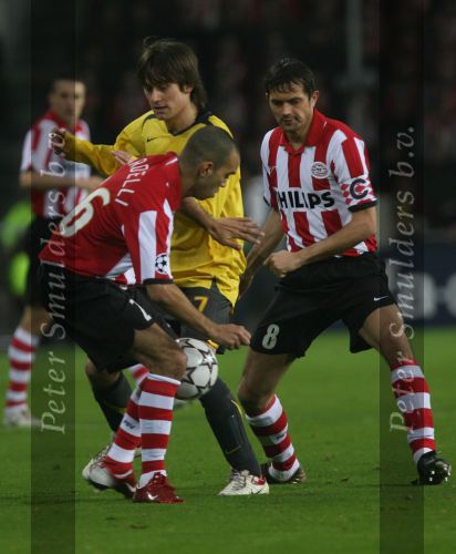 Eindhoven, 20 Februari 2007 Champions Leaguewedstrijd
PSV-FC Arsenal 1e ronde Eindstand 1-0 Seizoen 2006/2007
Diego Tardeli in duel met Tomas Rosicky en Phillip Cocu