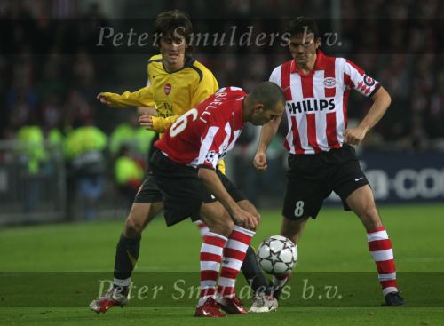 Eindhoven, 20 Februari 2007 Champions Leaguewedstrijd
PSV-FC Arsenal 1e ronde Eindstand 1-0 Seizoen 2006/2007
Diego Tardeli in duel met Tomas Rosicky en Phillip Cocu