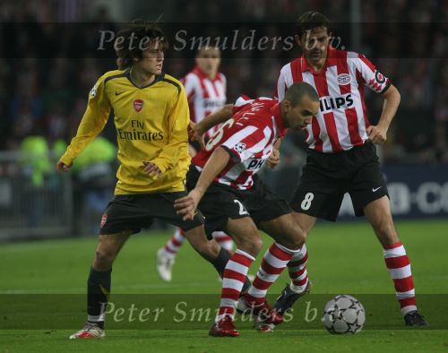 Eindhoven, 20 Februari 2007 Champions Leaguewedstrijd
PSV-FC Arsenal 1e ronde Eindstand 1-0 Seizoen 2006/2007
Diego Tardeli in duel met Tomas Rosicky en Phillip Cocu