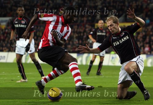 Eindhoven, Kompetitiewedstrijd PSV-AZ, eindstand 2-3
Seizoen 2006/2007
Edison Mendez in duel met Tim de Cler