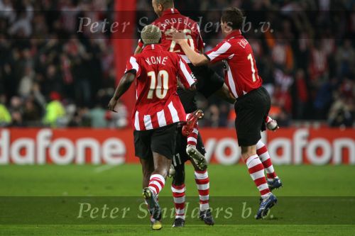 Eindhoven, 20 Februari 2007 Champions Leaguewedstrijd
PSV-FC Arsenal 1e ronde Eindstand 1-0 Seizoen 2006/2007
Edison Mendez heeft in de 63e minuut PSV op 1-0 gebracht en wordt gefeliciteerd door zijn ploeggenoten Tardelli, Arouna Kone en  Jason Culina