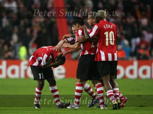 Eindhoven, 20 Februari 2007 Champions Leaguewedstrijd
PSV-FC Arsenal 1e ronde Eindstand 1-0 Seizoen 2006/2007
Edison Mendez heeft in de 63e minuut PSV op 1-0 gebracht en wordt gefeliciteerd door zijn ploeggenoten Alex PSV, Phillip Cocu, Tardelli, Timmy Simons, Arouna Kone en Carlos Salcido , Jan Kromkamp en Manuel Da Costa
