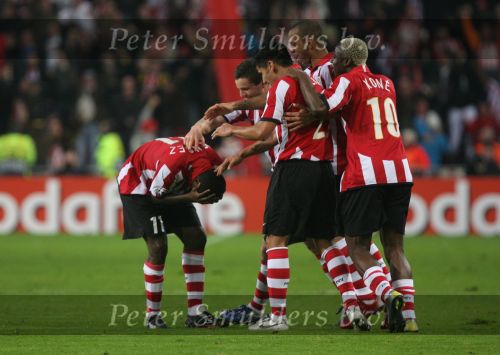 Eindhoven, 20 Februari 2007 Champions Leaguewedstrijd
PSV-FC Arsenal 1e ronde Eindstand 1-0 Seizoen 2006/2007
Edison Mendez heeft in de 63e minuut PSV op 1-0 gebracht en wordt gefeliciteerd door zijn ploeggenoten Alex PSV, Phillip Cocu, Tardelli, Timmy Simons, Arouna Kone en Carlos Salcido , Jan Kromkamp en Manuel Da Costa