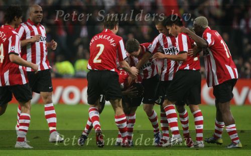 Eindhoven, 20 Februari 2007 Champions Leaguewedstrijd
PSV-FC Arsenal 1e ronde Eindstand 1-0 Seizoen 2006/2007
Edison Mendez heeft in de 63e minuut PSV op 1-0 gebracht en wordt gefeliciteerd door zijn ploeggenoten Alex PSV, Phillip Cocu, Tardelli, Timmy Simons, Arouna Kone en Carlos Salcido , Jan Kromkamp en Manuel Da Costa