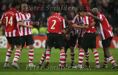 Eindhoven, 20 Februari 2007 Champions Leaguewedstrijd
PSV-FC Arsenal 1e ronde Eindstand 1-0 Seizoen 2006/2007
Edison Mendez heeft in de 63e minuut PSV op 1-0 gebracht en wordt gefeliciteerd door zijn ploeggenoten Alex PSV, Phillip Cocu, Tardelli, Timmy Simons, Arouna Kone en Carlos Salcido , Jan Kromkamp en Manuel Da Costa