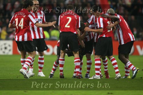 Eindhoven, 20 Februari 2007 Champions Leaguewedstrijd
PSV-FC Arsenal 1e ronde Eindstand 1-0 Seizoen 2006/2007
Edison Mendez heeft in de 63e minuut PSV op 1-0 gebracht en wordt gefeliciteerd door zijn ploeggenoten Alex PSV, Phillip Cocu, Tardelli, Timmy Simons, Arouna Kone en Carlos Salcido , Jan Kromkamp en Manuel Da Costa