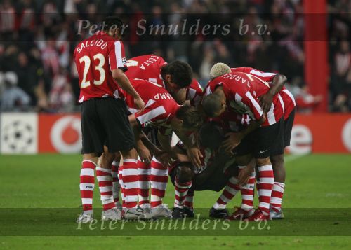 Eindhoven, 20 Februari 2007 Champions Leaguewedstrijd
PSV-FC Arsenal 1e ronde Eindstand 1-0 Seizoen 2006/2007
Edison Mendez heeft in de 63e minuut PSV op 1-0 gebracht en wordt gefeliciteerd door zijn ploeggenoten Alex PSV, Phillip Cocu, Tardelli, Timmy Simons, Arouna Kone en Carlos Salcido , Jan Kromkamp en Manuel Da Costa